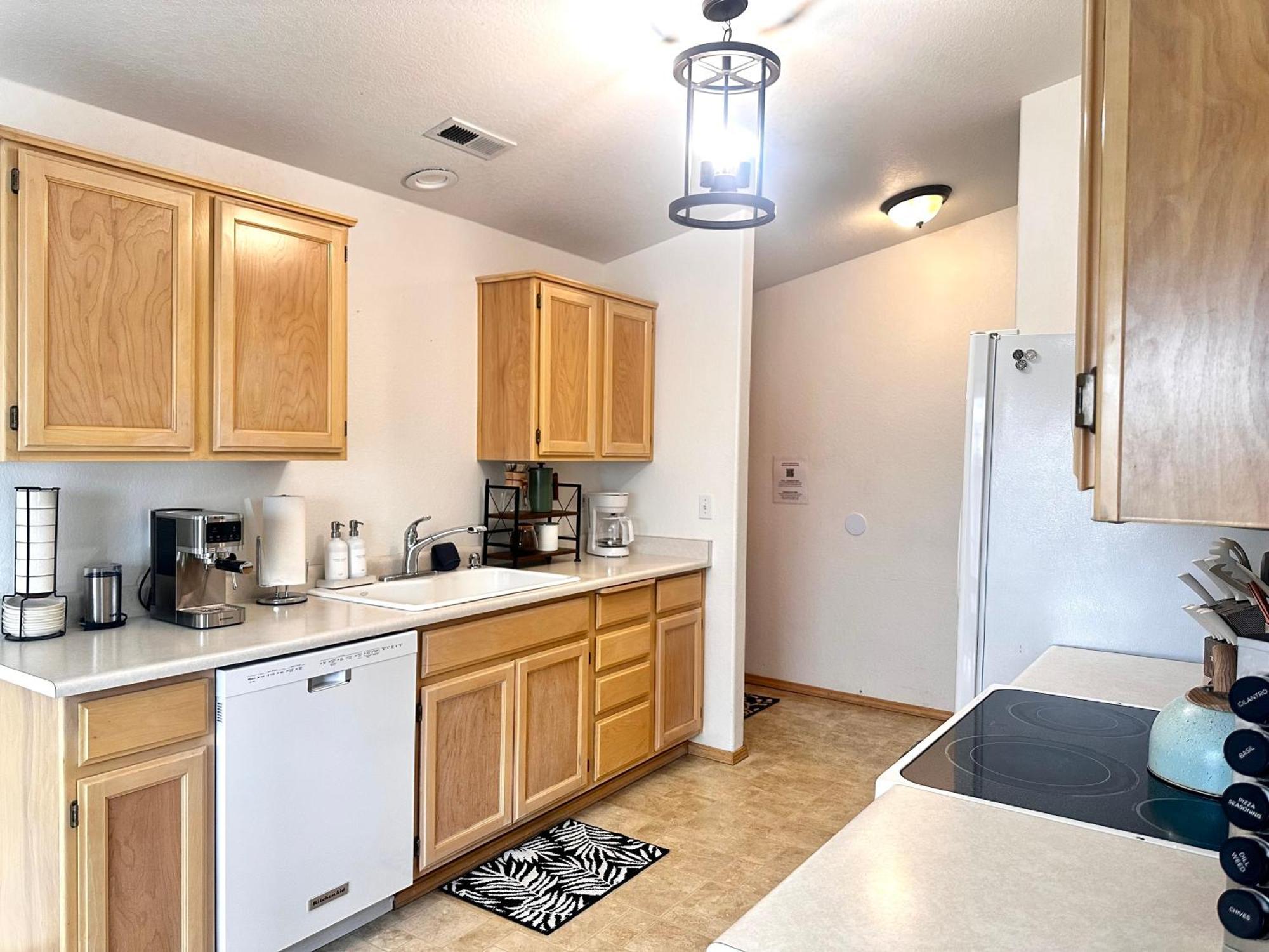 Hot Tub! King Bed-Firepitt-Near Airport& Freeway Villa Medford Exterior photo